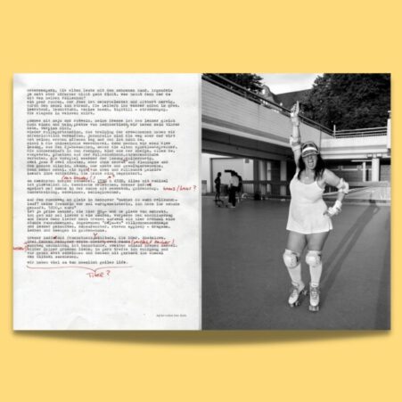 Doppelseite aus der Zeitschrift, eine Seite mit Schreibmaschinentext, eine Seite mit schwarz-weiß Foto einer Rollschuhläuferin kurzem Sommerkleid, weißen Kniestrümpfen, peppiger Kopfbedekcung und freudig gerecktem Arm.