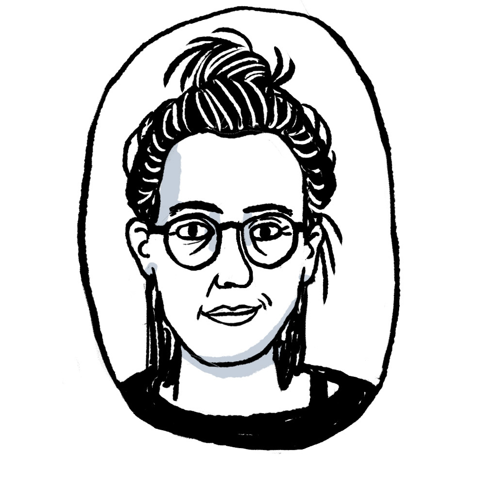 Portraitzeichnung, Daniela Helelr hat ein schmales Gesicht, trägt eine Brille und hat ihre langen Haare hochgesteckt.