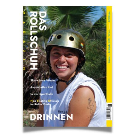 Titelbild von Das Rollschuhmagazin Nr. 6, Thema Drinnen. Darauf eine lachende Person mit goldenem Skatehelm vor einem sonnenbestrahltem Palmenhintergrund.